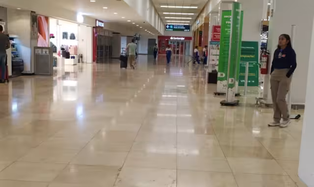 Los pasillos del aeropuerto de Mérida lucieron vacíos este jueves