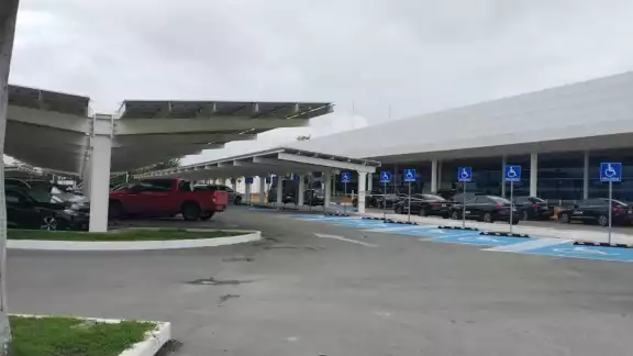 Desde ayer se informó sobre la suspensión de los vuelos por parte de las aerolíneas, por lo que los pasajeros tuvieron que reprogramar su salida. 