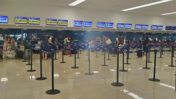 Pasajeros de American Airlines han sido enviados a otro vuelo Pasajeros de American Airlines han sido enviados a otro vuelo