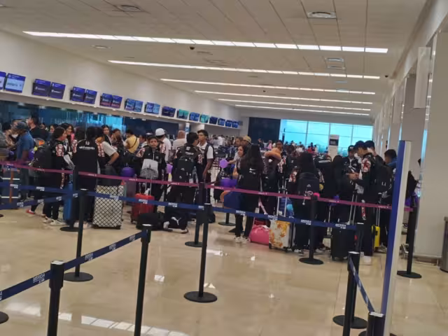 Personas tuvieron que esperar por la salida del vuelo