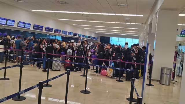 Personas tuvieron que esperar por la salida del vuelo