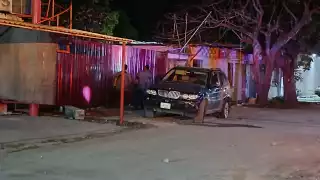 Abandonan camioneta con impactos de bala en Cancún