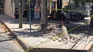 Tráiler deja sin luz a colonias de Tulum tras chocas contra un poste