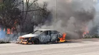 Vehículo termina calcinado en medio de la carretera federal de Tulum-Playa del Carmen: EN VIVO
