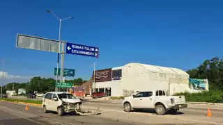 Accidente entre camioneta y taxi deja una persona lesionada en Tulum