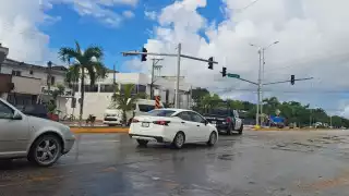 Semáforo fuera de servicio desde hace una semana genera caos vial en cruce principal de Tulum