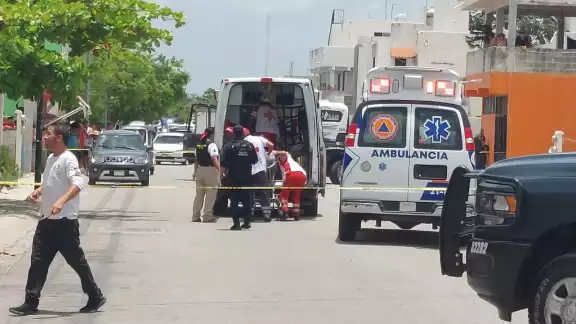 El hombre baleado fue trasladado de emergencia al hospital, donde perdió la vida. El hombre baleado fue trasladado de emergencia al hospital, donde perdió la vida.