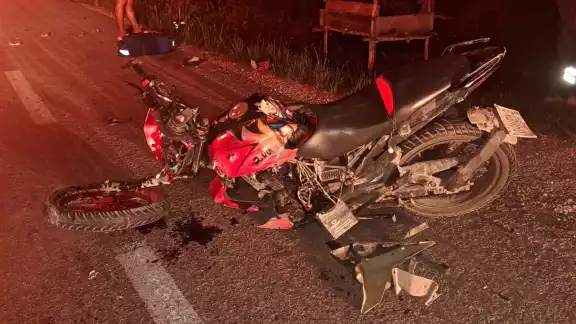 La motocicleta quedó destrozada tras el accidente. La motocicleta quedó destrozada tras el accidente.