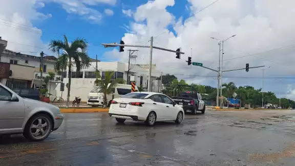 Vecinos y transportistas reclaman atención inmediata ante el desorden vehicular provocado por la falla del semáforo. Vecinos y transportistas reclaman atención inmediata ante el desorden vehicular provocado por la falla del semáforo.
