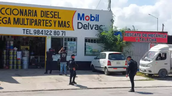Sujetos armados en motocicletas dispararon contra una refaccionaria en la colonia Ejido. Sujetos armados en motocicletas dispararon contra una refaccionaria en la colonia Ejido.