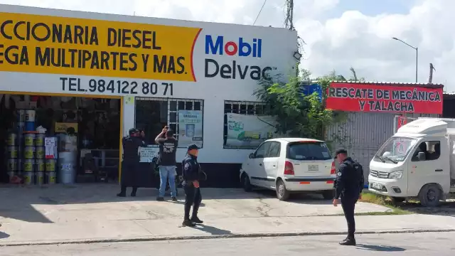 Sujetos armados en motocicletas dispararon contra una refaccionaria en la colonia Ejido.