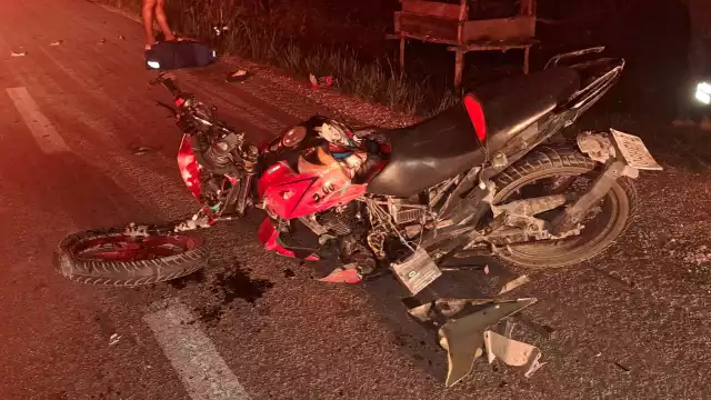 La motocicleta quedó destrozada tras el accidente.