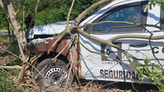 La camioneta de la empresa de valores quedó sobre el camellón de la carretera.