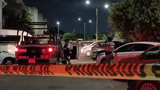 Autoridades acordonaron la avenida Centenario tras una balacera.