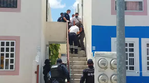 Debido a la gravedad de las lesiones y tras haber recibido atención de los paramédicos, el lesionado tuvo que ser bajado en camilla Debido a la gravedad de las lesiones y tras haber recibido atención de los paramédicos, el lesionado tuvo que ser bajado en camilla