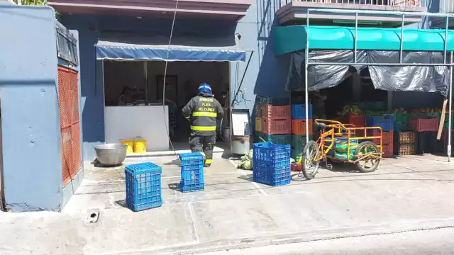 Bomberos acudieron a sofocar el siniestro y evitar que pase a mayores; vecinos culparon a trabajadores refresqueros de romper los cables, pero eran inocentes