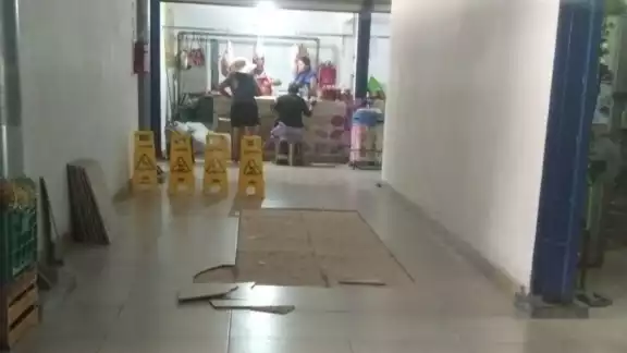 Comienza a desprenderse el piso de los pasillos a sólo dos años de ponerse en funcionamiento Comienza a desprenderse el piso de los pasillos a sólo dos años de ponerse en funcionamiento