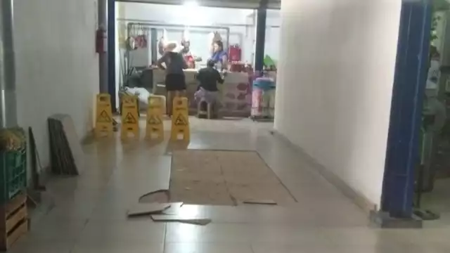 Comienza a desprenderse el piso de los pasillos a sólo dos años de ponerse en funcionamiento