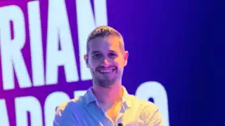 Adrián Marcelo desata polémica al cuestionar  relación entre Peso Pluma y Kenia Os