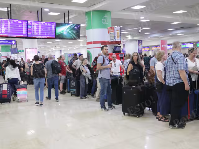 la tarde el lunes reporto un total de 104 vuelos y 14 mil 892 pasajeros resultaron afectados