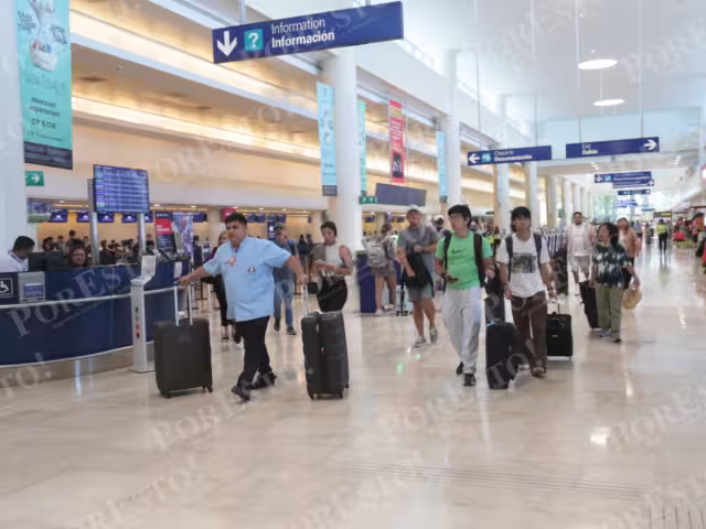 La empresa mantiene este lunes todas sus operaciones suspendidas tras la decisión de sus 10,000 auxiliares de vuelo de seguir en huelga