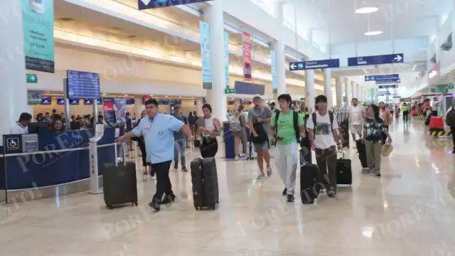 La empresa mantiene este lunes todas sus operaciones suspendidas tras la decisión de sus 10,000 auxiliares de vuelo de seguir en huelga