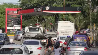 Falla del sistema en gasolineras de Pemex provocó largas filas de automovilistas en Cancún
