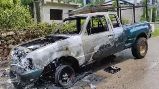 Calcinada quedó una camioneta en  Quintana Roo