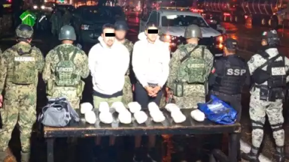 Los dos sujetos detenidos fueron presentados junto al cargamento asegurado.