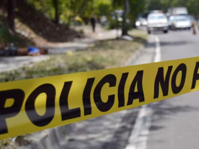 Debido a que el motociclista perdió el control de la unidad cayó sobre el pavimento