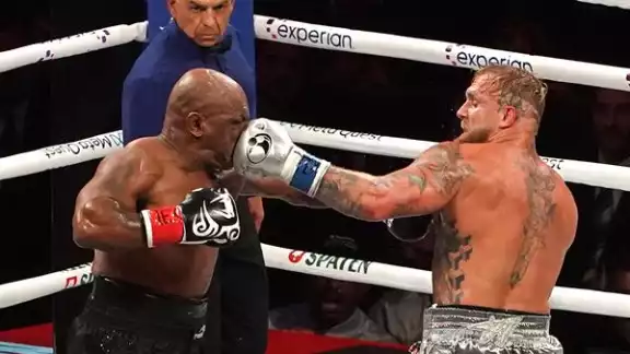 Mike Tayson en acción ante el influencer