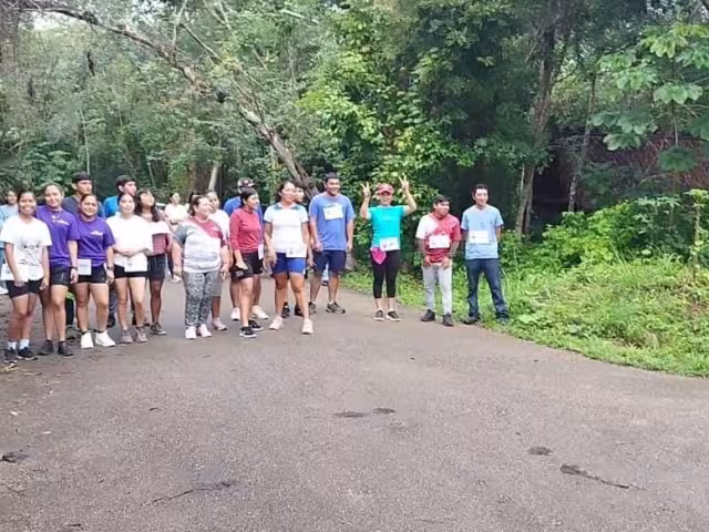 Estudiantes y profesores de UIMQRoo de José María Morelos, fomentan la salud física con una carrera pedestre