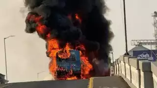 Captan aparatoso incendio de autobús de pasajeros en Veracruz