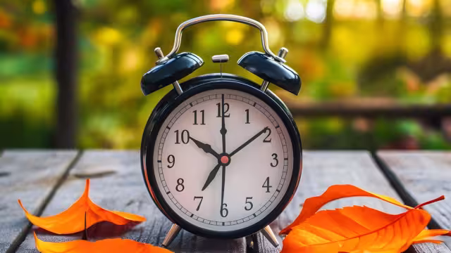 ¿A qué hora cambia la hora y cómo se ajustan los relojes por el horario de invierno 2024?