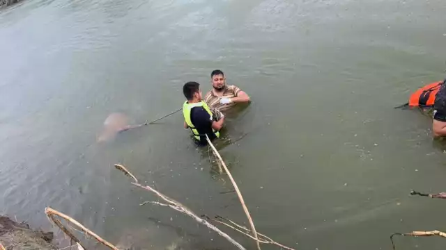 La mujer le falta una mano de nacimiento.