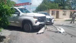 Camioneta de la CFE se cruza sin precaución y choca contra auto particular en Candelaria   