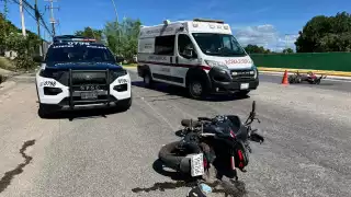 Choque entre motocicletas deja dos lesionados en la Héroe de Nacozari, Campeche