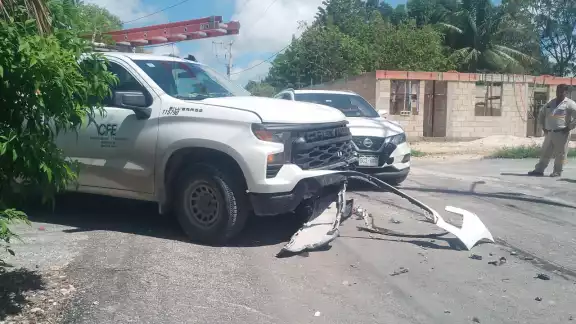 Accidente vial en Pejelagarto: Camioneta de la CFE provoca choque sin lesionados Accidente vial en Pejelagarto: Camioneta de la CFE provoca choque sin lesionados