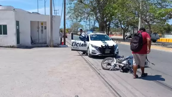 Motociclista impacta contra camioneta en la avenida Héroe de Nacozari.
