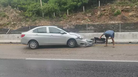 Dos accidentes se suscitaron en la Curva del Diablo Khan Dos accidentes se suscitaron en la Curva del Diablo Khan