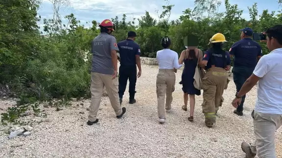 Los cuerpos de emergencia lograron rescatar a la mujer sana y salva. Los cuerpos de emergencia lograron rescatar a la mujer sana y salva.