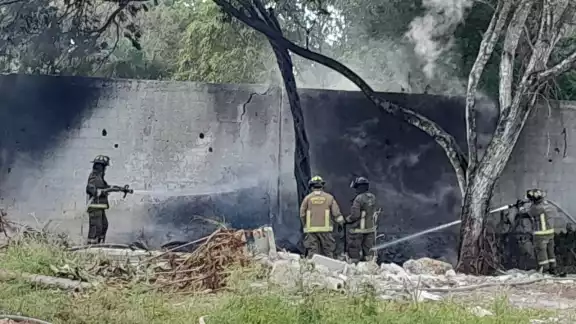El Heroico Cuerpo de Bomberos de Cancún acudió a controlar la situación.