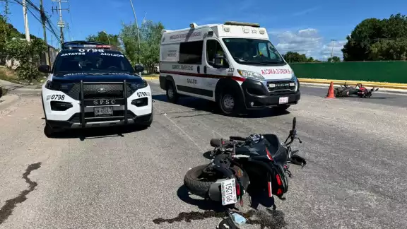 Dos motociclistas chocaron sobre la avenida Héroe de Nacozari en Campeche.
