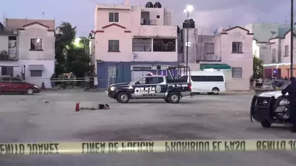 En Cancún, hombre es asesinado frente a sus hijos. En Cancún, hombre es asesinado frente a sus hijos.