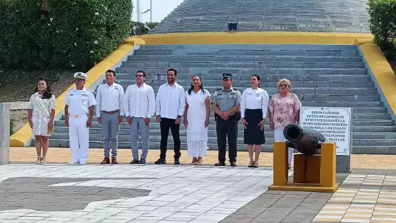 La ceremonia oﬁ cial por la conmemoración fue en la Plaza Sesquicentenario y en ella participaron autoridades civiles municipales, educativas y militares.