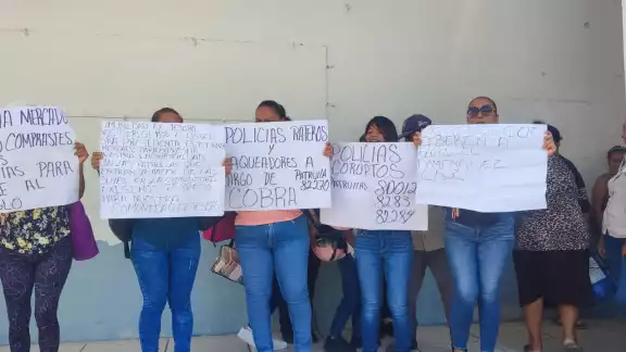 Los vecinos acudieron a las instalaciones para manifestarse por los abusos. Los vecinos acudieron a las instalaciones para manifestarse por los abusos.