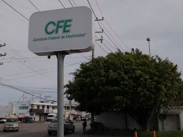 Ciudadanos exigen a la CFE reparar daños por constantes bajones de energía