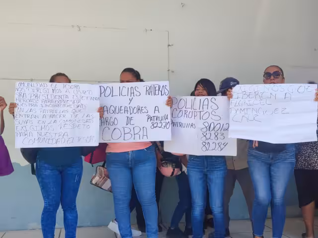 Los vecinos acudieron a las instalaciones para manifestarse por los abusos.