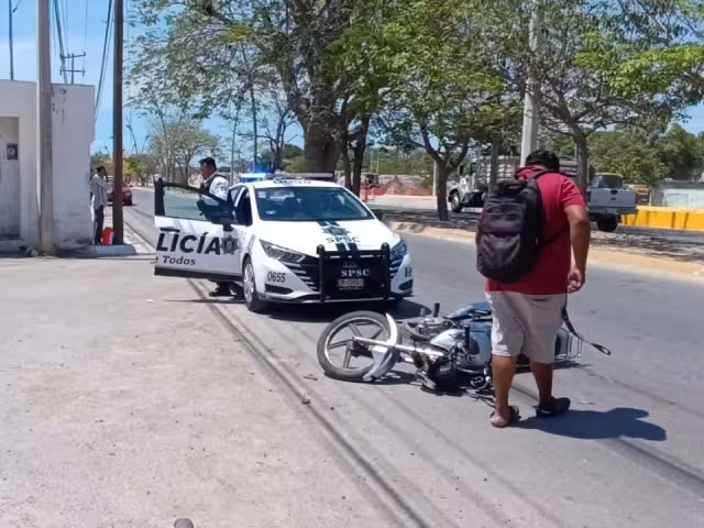 Motociclista impacta contra camioneta en la avenida Héroe de Nacozari.
