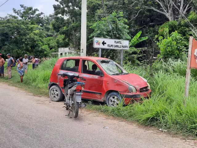 Un accidente en Felipe Carrillo Puerto, Champotón, dejó daños materiales y dos personas lesionadas.